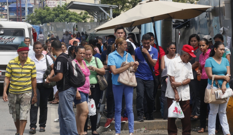 Miles de panameños tienen que enfrentarse   todos los días a la falta de paradas en diversos puntos de la ciudad capital y el distrito de San Miguelito. Para tratar de solventar un poco esta situación se colocaron paradas improvisadas en diversos puntos de la capital, pero hoy día no existen.
