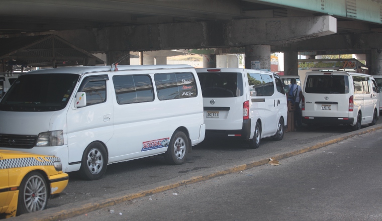 Por la falta de buses los panameños tienen que optar por transportarse en buses piratas, los cuales han aprovechado esta situación para brindar el servicio, pero  el precio que cobran para hacerlo en ocasiones llega a superar  los dos $2.50.  