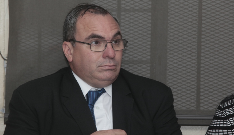 El repudio generalizado de la población ha sido por tratarse de un beneficio a un allegado al presidente de la República que ostenta un salario de 10 mil dólares mensuales, mientras que otros pacientes esperan operarse. Cirugía selectiva: El repudio generalizado de la población ha sido por tratarse de un beneficio a un allegado al presidente de la República que ostenta un salario de 10 mil dólares mensuales, mientras que otros pacientes esperan operarse.