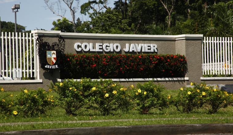En las redes sociales, sectores han lamentado que existan escuelas con graves problemas estructurales que necesitan solución, mientras que se otorgan miles de dólares a un colegio privado de renombre nacional. Colegio particular: En las redes sociales, sectores han lamentado que existan escuelas con graves problemas estructurales que necesitan solución, mientras que se otorgan miles de dólares a un colegio privado de renombre nacional.