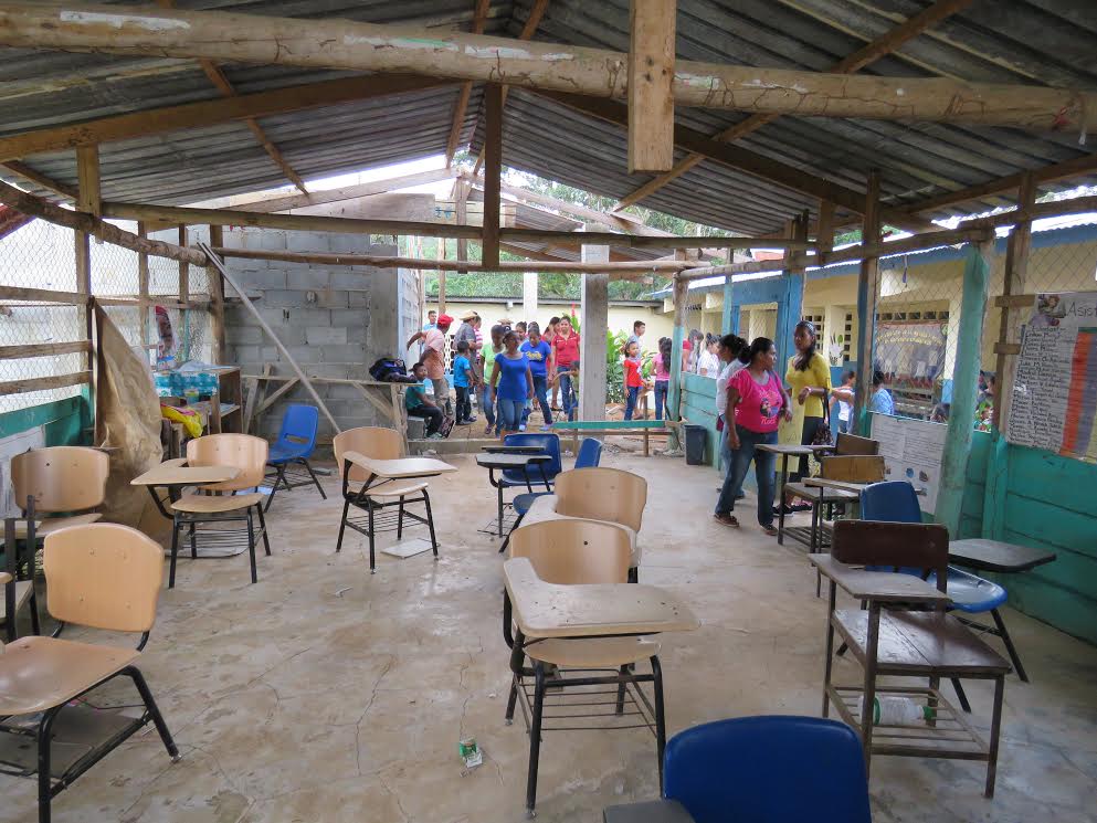 Escuela de Tucue en el norte de Penonomé: Salones sin paredes de cemento y techos en malas condiciones.