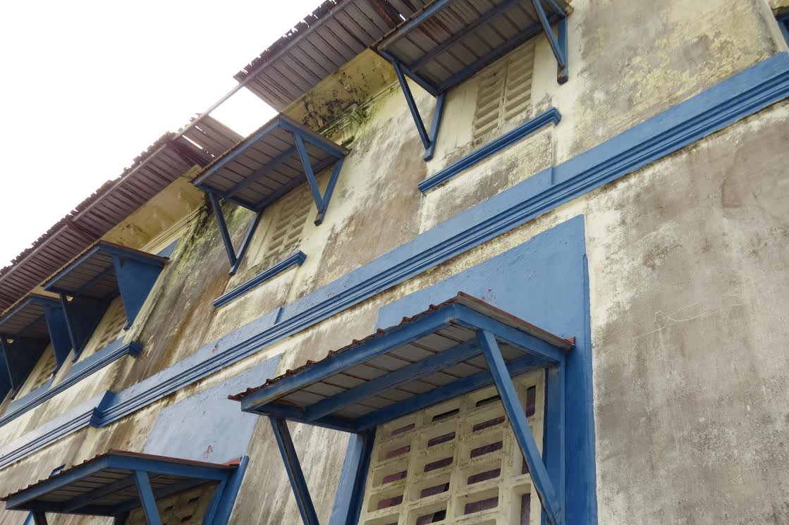 Escuela Pablo Arosemena de Colón: Presenta el deterioro de la pintura y del techo, lo que provoca filtraciones en este edificio.