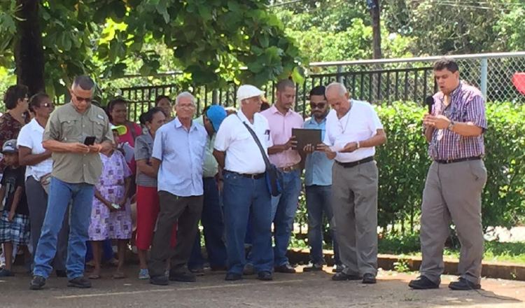 Los manifestantes se mantuvieron en las afueras del hospital rural de Cañazas. /Foto Víctor Eliseo Rodríguez