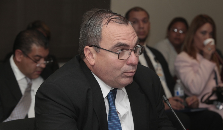 Los privilegios se inician con su salario: $10,000 mensuales. Archivo