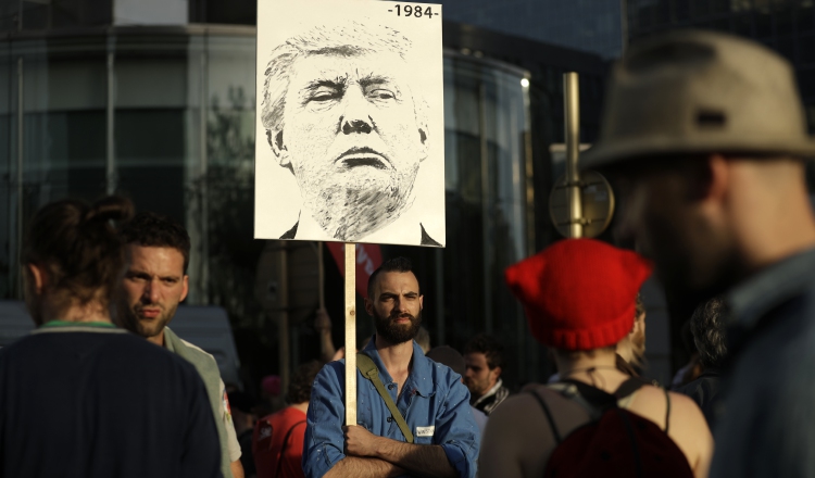 Protesta contra Trump en Bruselas, antes de su arribo a Bélgica. /Foto AP