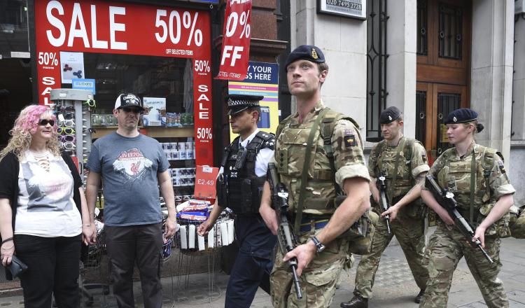 Policías y soldados británicos patrullan las calles de la ciudad de Londres, tras el atentado. /Foto EFE