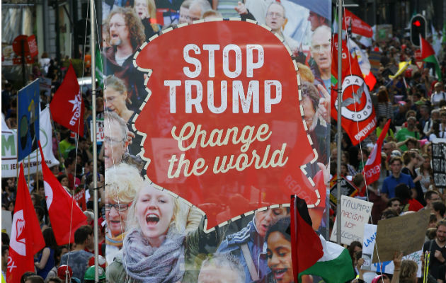 Protesta contra Trump en Bruselas. Foto: AP