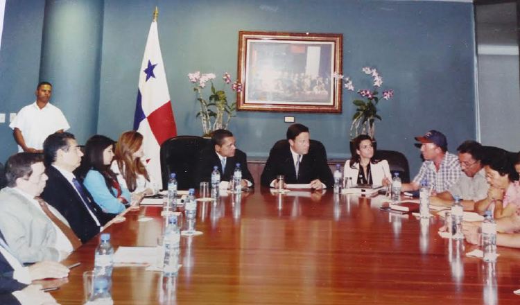 Familiares de desaparecidos,  en reunión con Juan Carlos Varela cuando era vicepresidente del país. /Foto José Vásquez