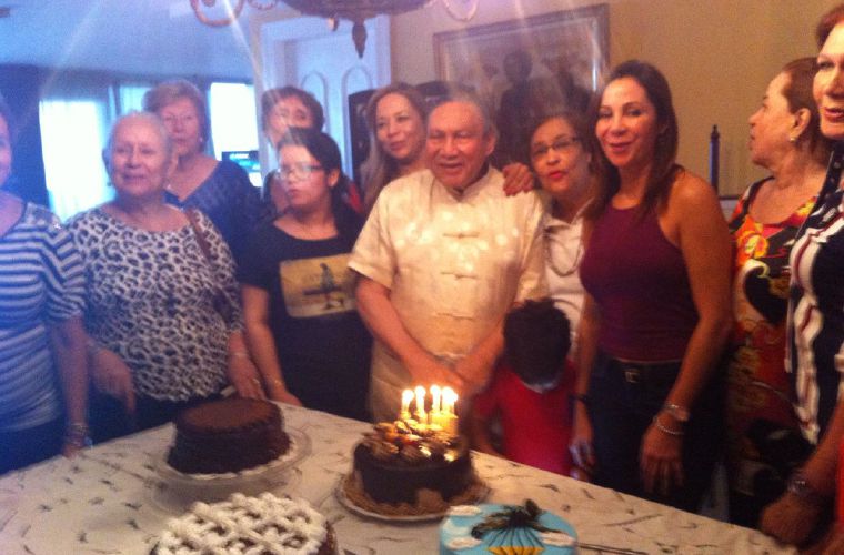 El 11 de febrero en el apartamento de su hija Sandra, en Coco del Mar, cantó Happy Birthday, apagó las velas, comió cake, comió helado y estuvo muy contento, relató su amigo el político Eliseo 