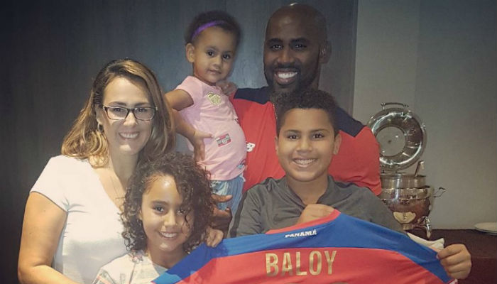 Felipe Baloy junto a su esposa e hijos.