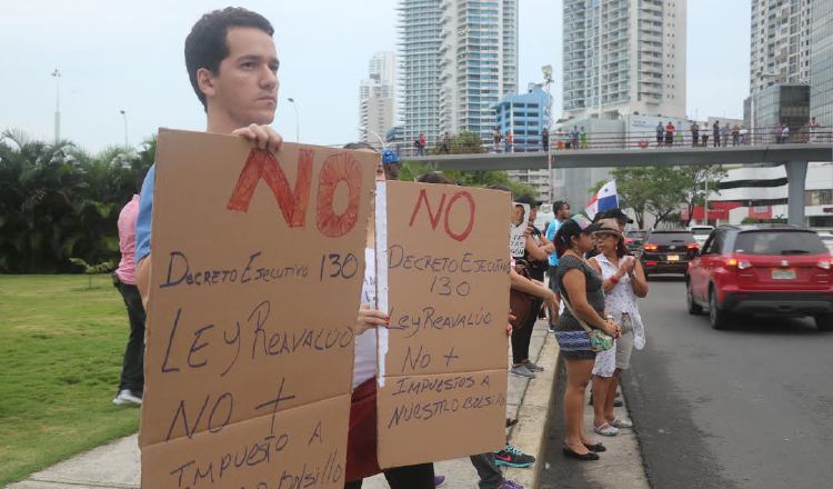 El sábado, más de un centenar de panameños salieron a la Cinta Costera para protestar en contra del Decreto Ejecutivo 130. Para hoy se anuncian otras protestas. /Foto Josué Arosemena
