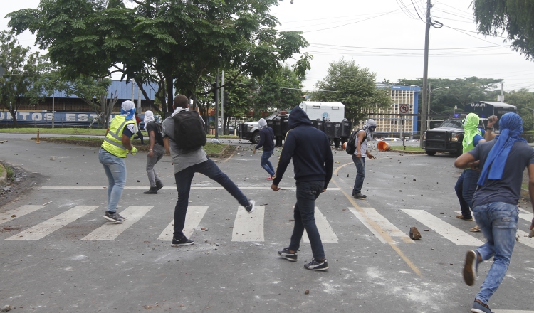 En la Universidad de Panamá, profesores denunciaron la violación a la autonomía, por la intervención de la Policía Nacional. /Foto Edwards Santos