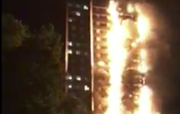 En el bloque de edificios viven más de 200 personas. FOTO/AP