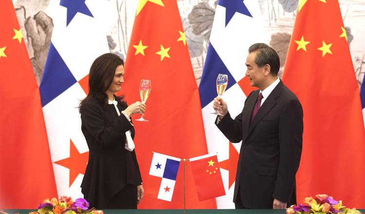 Panamá entabla relaciones diplomáticas con China Popular. Archivo