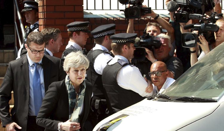 La primera ministra británica, Theresa May (c), abandona la mezquita de Finsbury Park en Londres. /Foto EFE