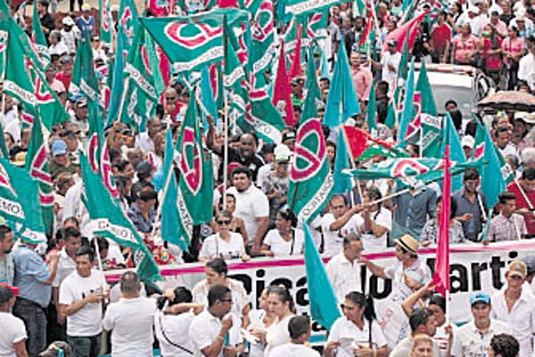 Multitudinaria marcha en apoyo al expresidente Ricardo Martinelli