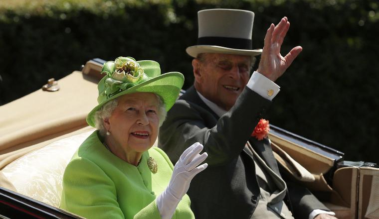 La reina Isabel II saludando junto a su esposo, el duque.