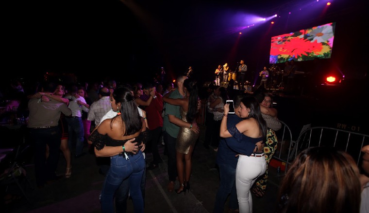 Quienes no tenían pareja la consiguieron en la pista de baile. Quienes no tenían pareja la consiguieron en la pista de baile.