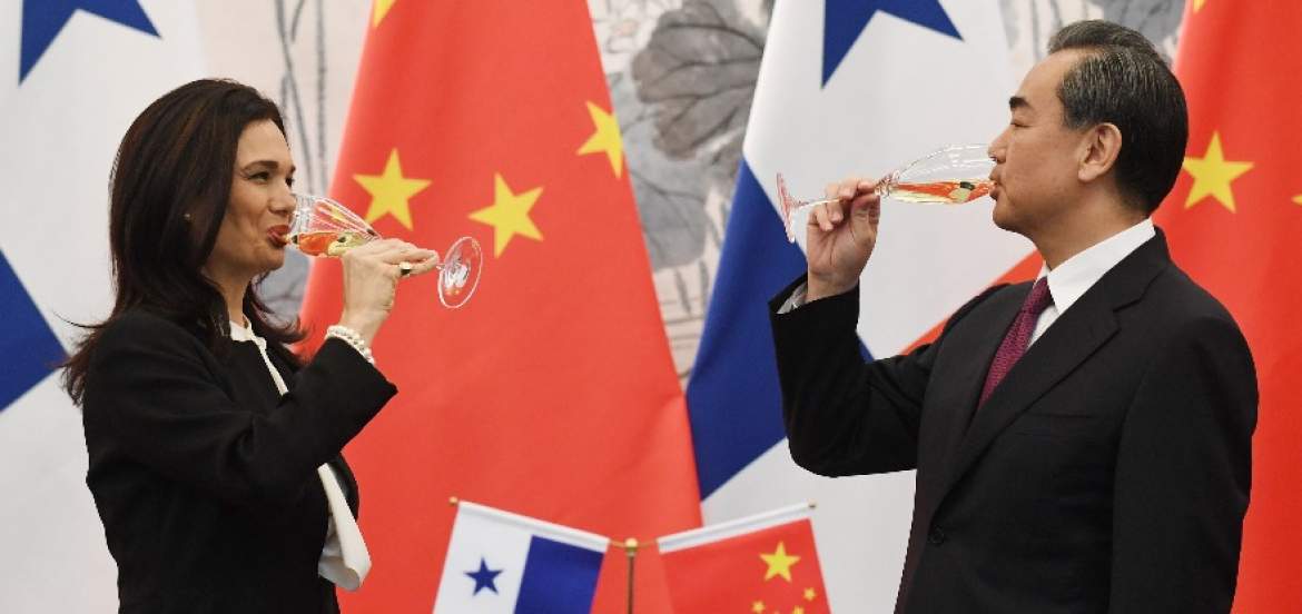 La ministra de Asuntos Exteriores de Panamá, Isabel de Saint Malo, dio la mano a su homólogo chino, Wang Yi, tras el inicio de relaciones diplomáticas / EFE