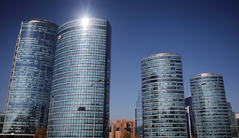 Moderno: La oferta de hoteles y restaurantes, la seguridad y las variadas propuestas de ocio han conseguido que Santiago de Chile sea el destino por excelencia en Latinoamérica para el turismo de negocios, que atrae más de un millón y medio de visitantes cada año.