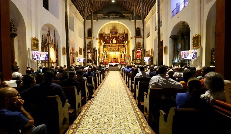 El público disfruta el concierto en la Iglesia de La Merced.
