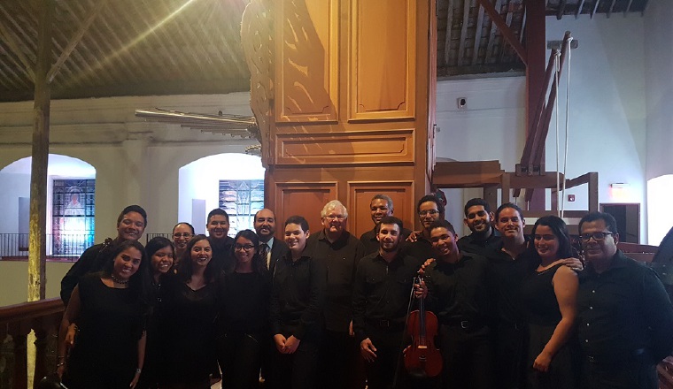 J.Christie y el Grupo Camerata de la Escuela Juvenil de Música.