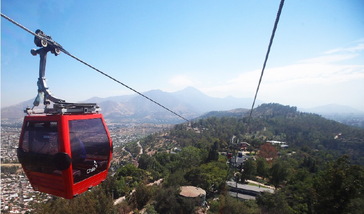 Vista del teleférico de Santiago, desde donde se tiene una bella vista de la ciudad. /Foto EFE