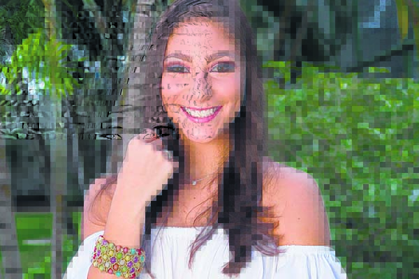 Paola Saiz Dormoi es una de las debutantes que apreciaremos en el Festival de Debutantes 2017 a celebrarse el 1 de julio en el Club Unión, evento organizado por las Damas Guadalupanas para recaudar fondos para sus programas. Son sus padres el señor Alfonso Guillermo Saiz Samudio y la señora Natasha Dormoi de Saiz.