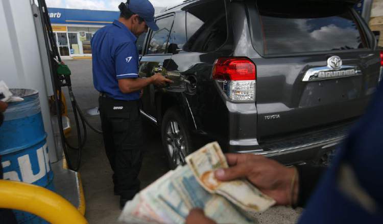 El galón de gasolina regular se reducirá en dos centavos de dólar /Foto EFE 