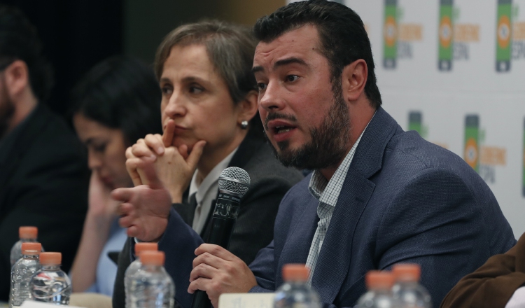 Activista Mario Patron Sánchez y la periodista Carmen Aristegui. /Foto AP