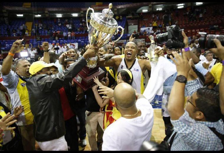 5. Los colonenses alzan la copa de la Liga Profesional de Baloncesto (LPB). /Foto Fepaba