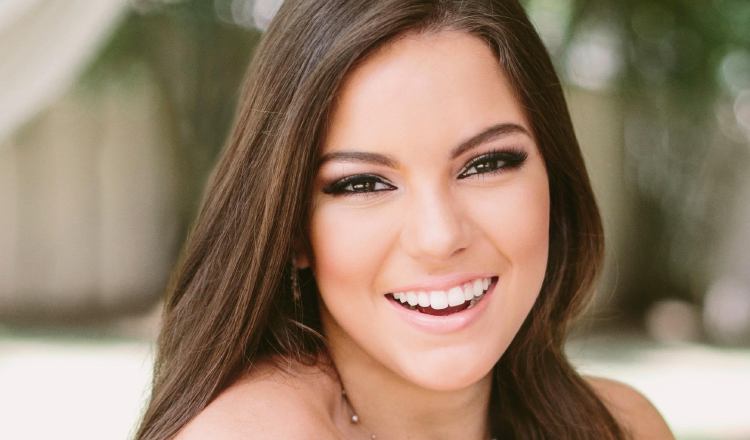 Ana Cristina Pino Cucalón es una de las debutantes que podremos admirar en el próximo Festival de Debutantes 2017, que realizarán las Damas Guadalupanas en la Terraza Mar del Sur del Club Unión, el 1 de julio. Esta linda damita es hija del hogar formado por el señor Alejandro Pino Linares y la señora Maruca Isabel Cucalón de Pino.