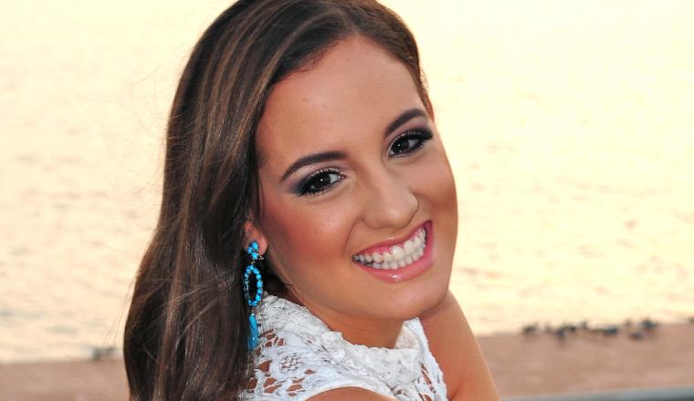 La encantadora Marianne Rusódimos Amado debutará en el Festival de Debutantes 2017, el 1 de julio en el Club Unión. Ella es hija del señor Demetrio Rusódimos Tiniacos y la señora Ada Lucía Amado Cochez. Las Damas Guadalupanas organizan este tradicional festival con el fin de recaudar fondos para sus diversos programas.