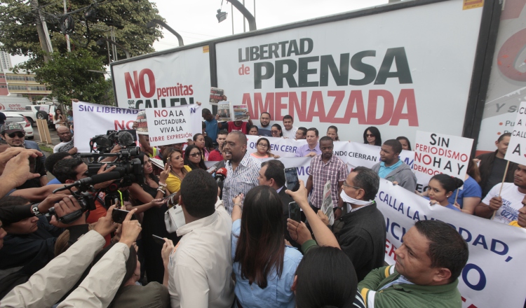Colaboradores de Grupo Epasa salieron a protestar ante la persecución del Gobierno contra los diarios opositores. /Foto Víctor Arosemena 