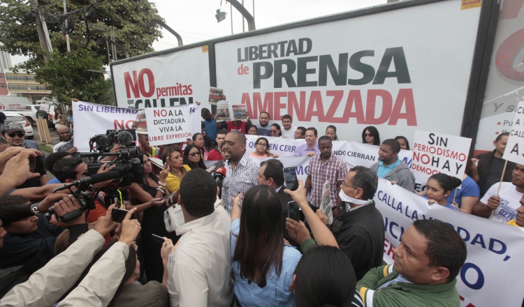 Colaboradores de Grupo Epasa salieron a protestar ante la persecución del Gobierno contra los diarios opositores. /Foto Víctor Arosemena