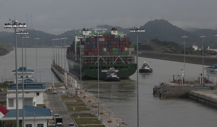 El Canal busca otras fuentes de negocios relacionadas con el tránsito de buques. /Foto Víctor Arosemena