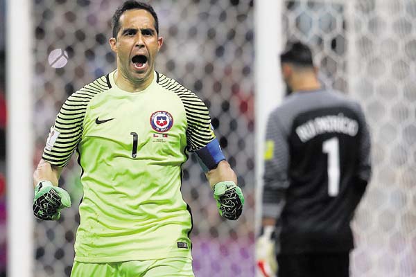 Claudio Bravo aseguró que la tanda de penales no es una ruleta rusa, pues, en su caso, hay mucha preparación y tecnología de por medio. /Foto EFE