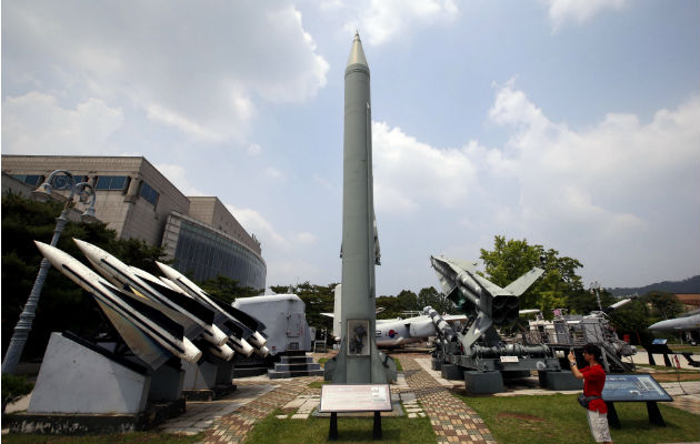 Misil Scud B norcoreano exhibido en Seúl. Foto: EFE