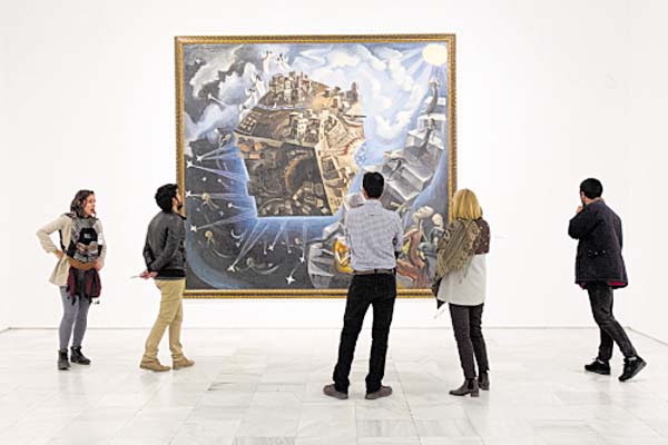 Visitantes del Reina Sofía observan la obra ‘El  Mundo’