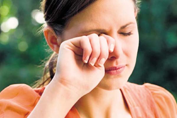 Evita tocarte los ojos cuando tengas la infección. Se pondrá peor.