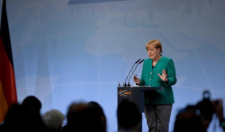 La canciller alemana Ángela Merkel en conferencia de prensa habla de los logros en la cumbre. /Foto AP