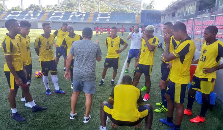 Richard Parra habla a los jugadores de Chorrillo. /Foto @ChorrilloFC