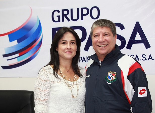 Gómez y su esposa durante una entrevista en Grupo Epasa.