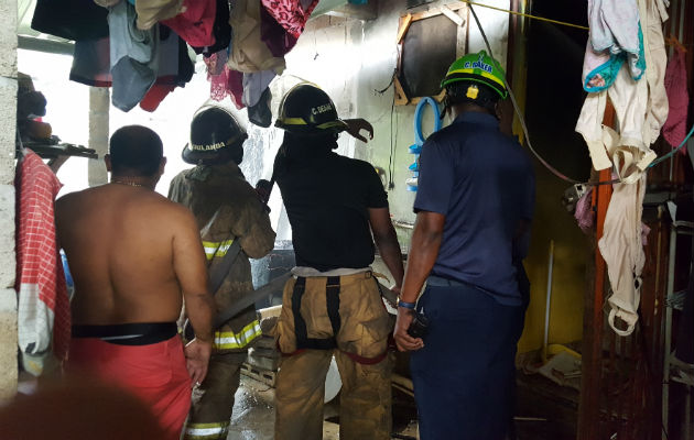 Los vecinos ayudaron a combatir el fuego para que no se propagara. FOTO/Delfia Cortez