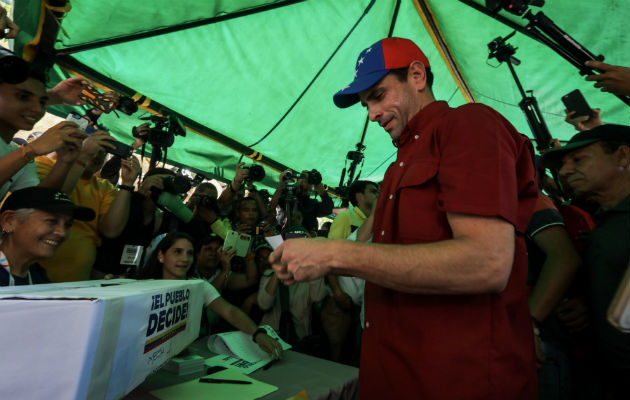 Henrique Capriles participó de la consulta popular contra la constituyente. FOTO/EFE
