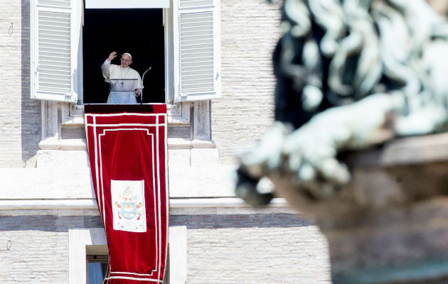 El papa Francisco rezó por Venezuela en el Ángelus. FOTO/AP