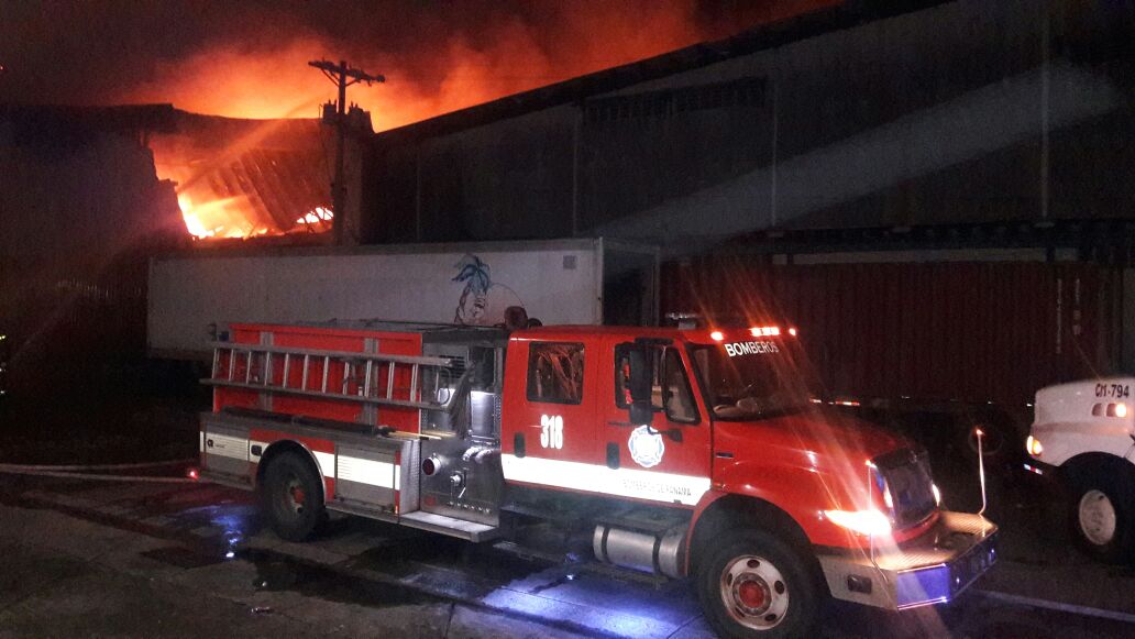 Las llamas se mantenían en el centro de la bodega. Foto: Delfia Cortez. 