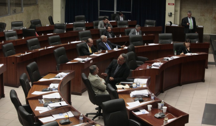 Ayer, sin más detalles, en la sesión de la Asamblea Nacional, solo se juramentó a dos presidentes de las comisiones que hacían falta, de los quince en su totalidad. /Foto Víctor Arosemena