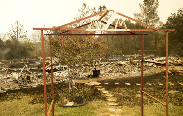  El incendio cerca del lago McLure, una represa 80 kilómetros al este de Modesto, estaba contenido en un 7%. FOTO/AP