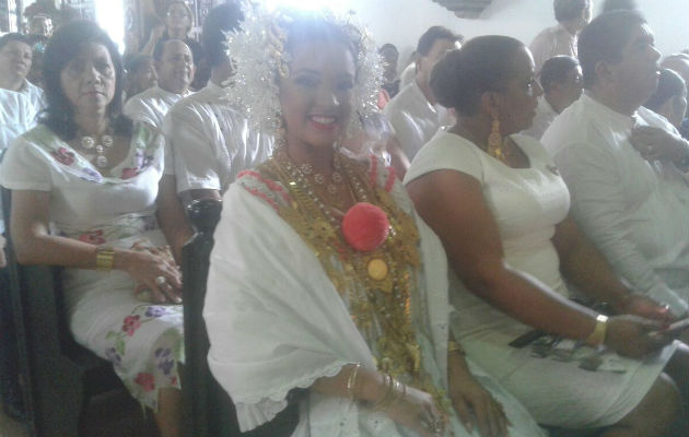 Lia Madrid, reina del Festival Nacional de la Pollera, estuvo presente en la misa en honor a santa Librada. Foto: Zenaida Vásquez 